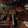 乐器、书籍、乐谱、地球仪和铺着地毯的桌子上的公鸡