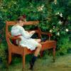 在花园长凳上看书的女孩