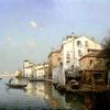 威尼斯运河上的平底船