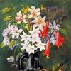 黑水壶里的辣椒百合和其他花，配以装饰性葫芦作配偶