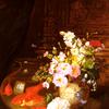 静物金鱼缸旁的茶花、报春花和铃兰