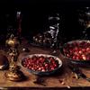 中国碗里有樱桃和草莓的静物画