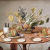 餐桌上的静物：餐具、盘子、面包和水果