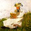 在草地上读书的女人