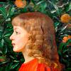 一个女孩靠在橘子树上的画像