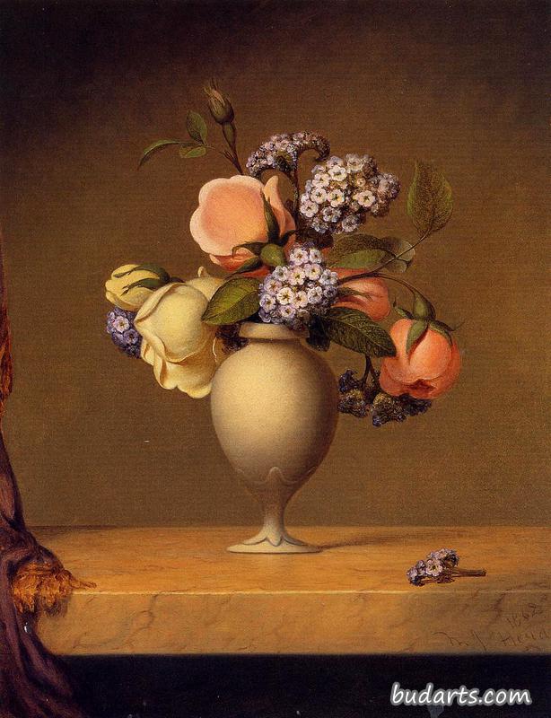 大理石桌面花瓶里的玫瑰和向日葵