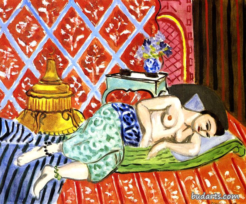 侍女躺下，绿色裤子，蓝色腰带