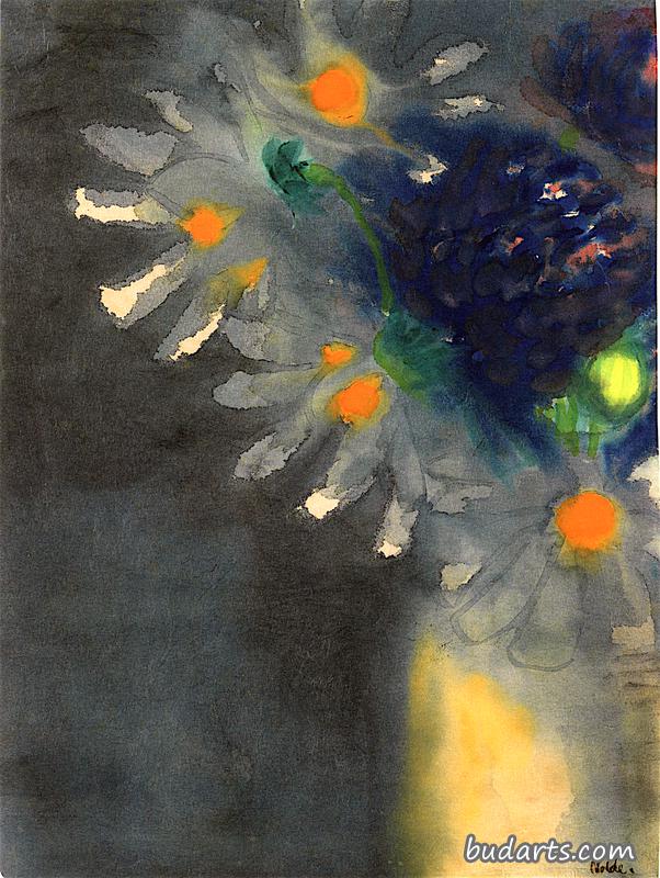 有白色和蓝色花朵的静物画