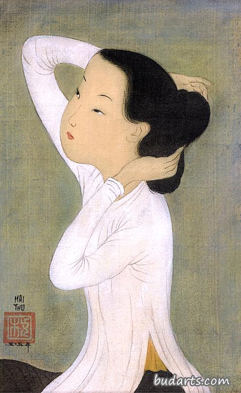 给头发定型的女人