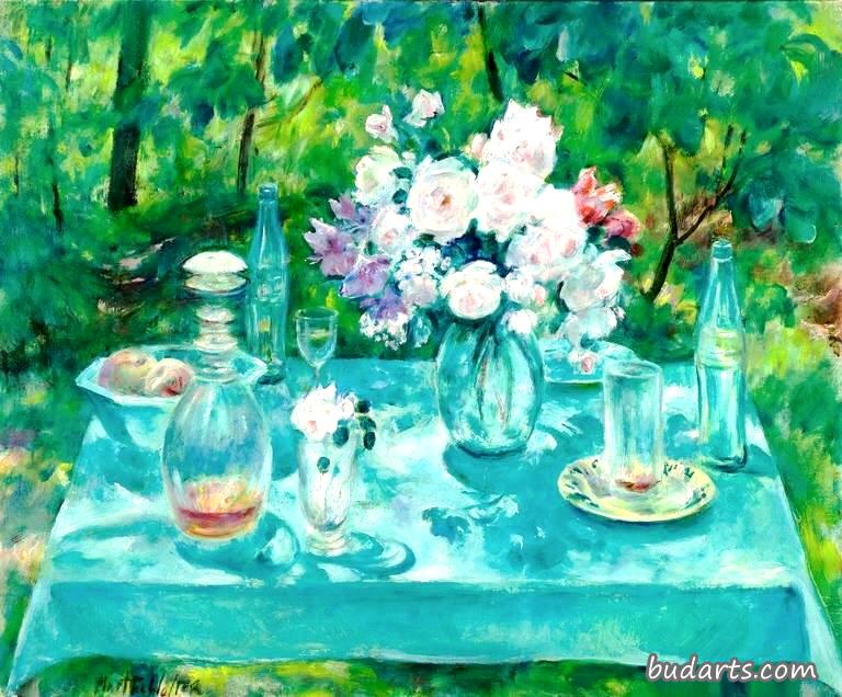 有鲜花、酒瓶和可口可乐瓶的静物画