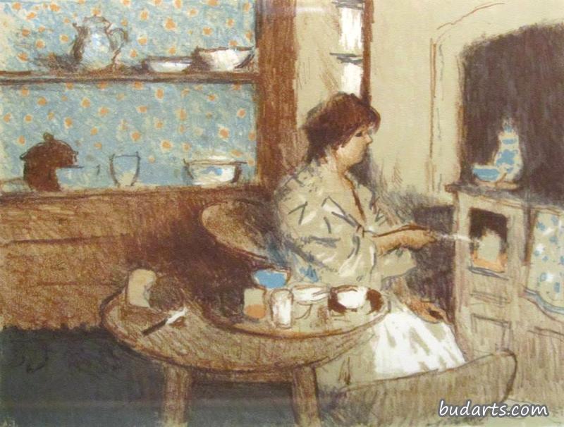 一个女人坐在那里给她火气