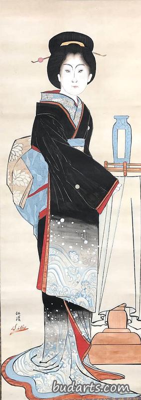 站在窗帘架上花瓶旁边的女士