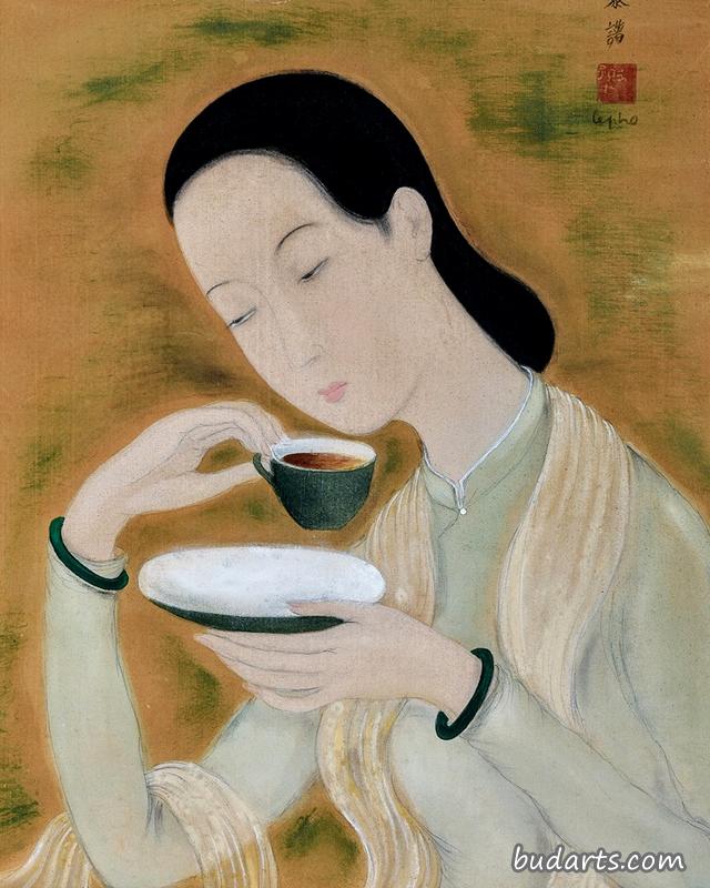拿着茶杯的女士