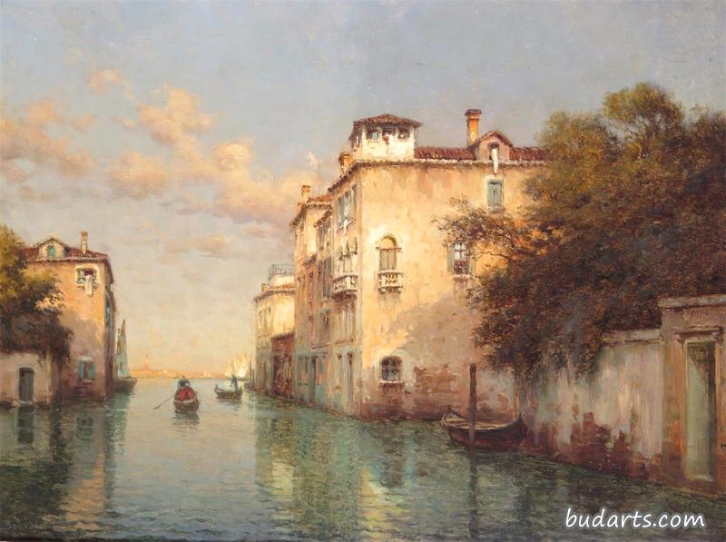 威尼斯边运河上的平底船