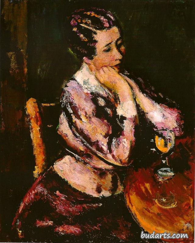 桌上拿着酒杯的女人
