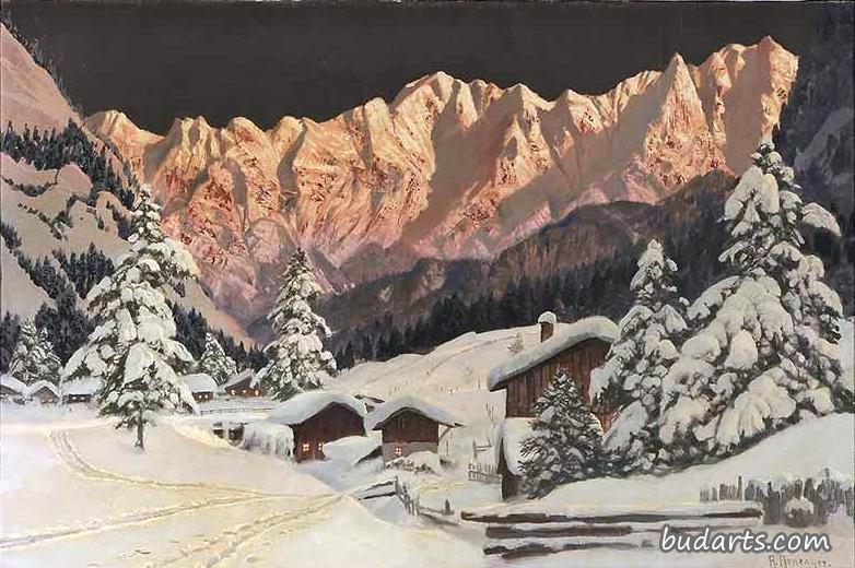 黄昏的高山雪景