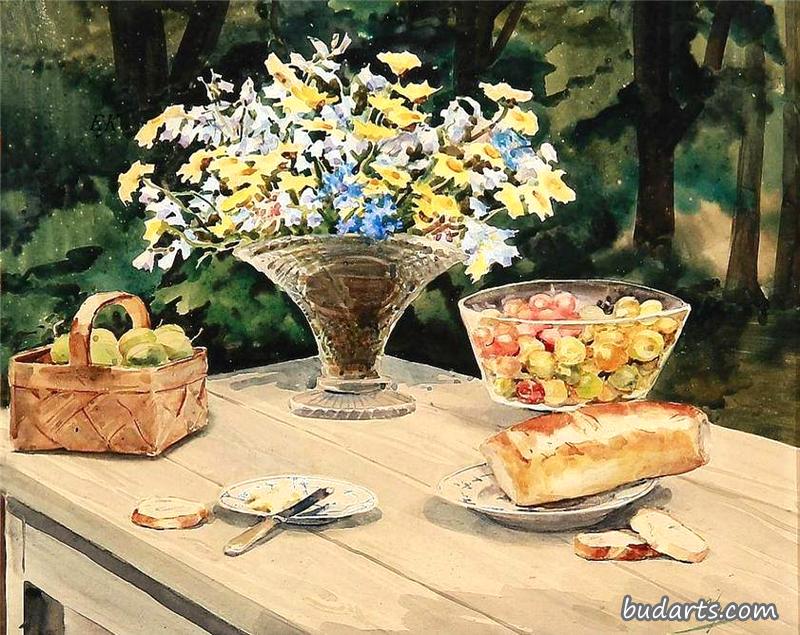 花园桌上摆着鲜花、面包和水果的静物画