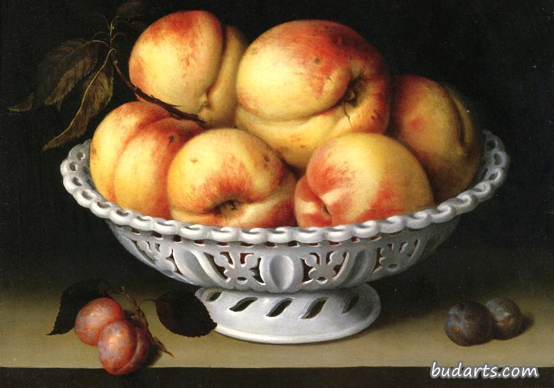 白瓷篮子里有桃子的静物画