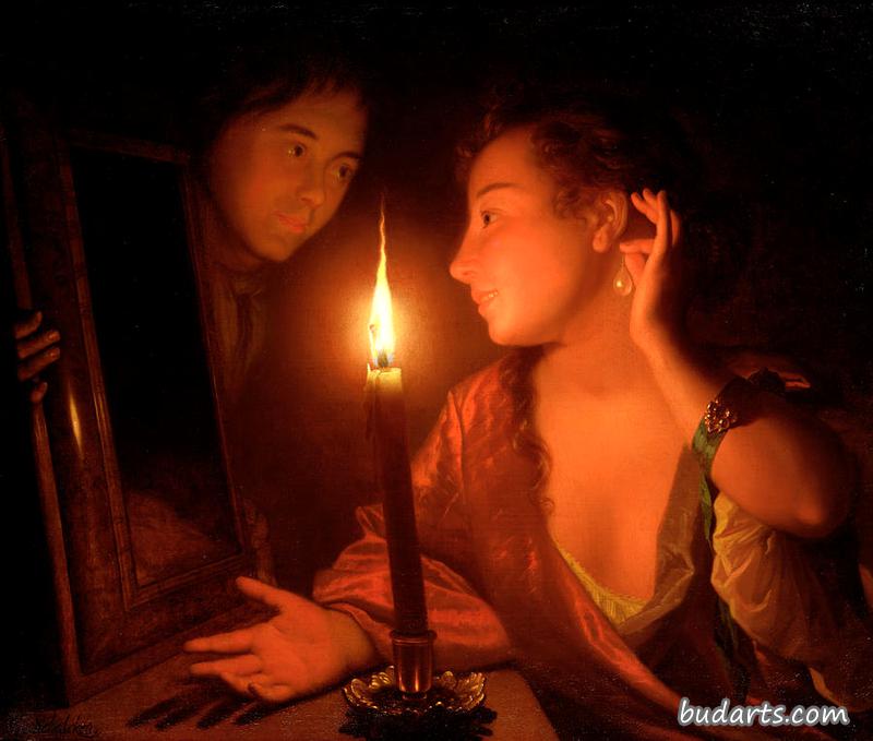 烛光下欣赏耳环的女士