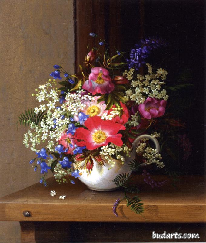 白色杯中有狗玫瑰、云雀花和铃铛花的静物画