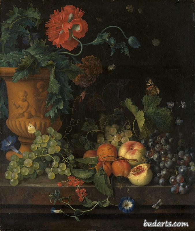 红陶花瓶鲜花和水果
