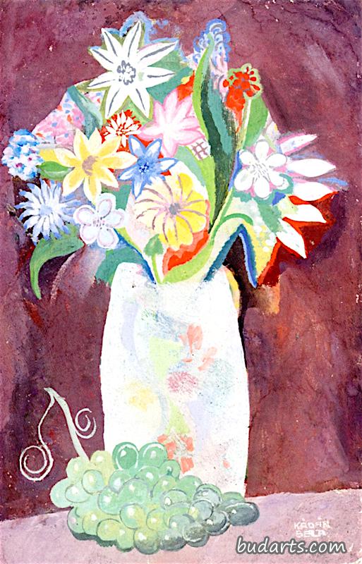 有一瓶花和一束葡萄的静物画