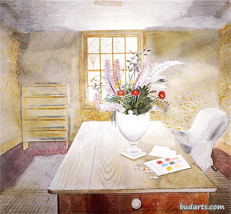 小屋桌上的花园花