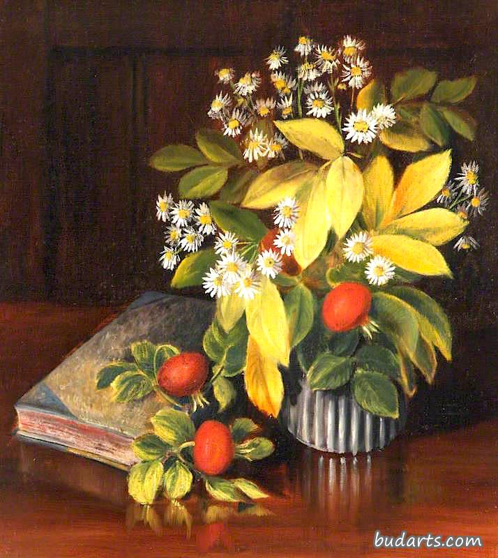 花瓶里插着一本书的雏菊和玫瑰花瓣的静物画 花瓶里插着一本书的雏菊和玫瑰花瓣的静物画