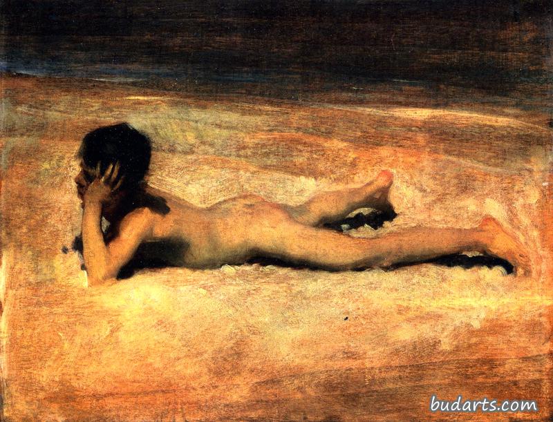 海滩上的裸体男孩