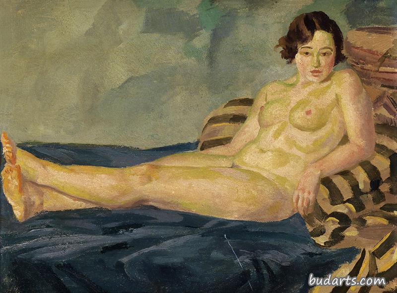 躺在蓝色条纹毯子上的裸体女性