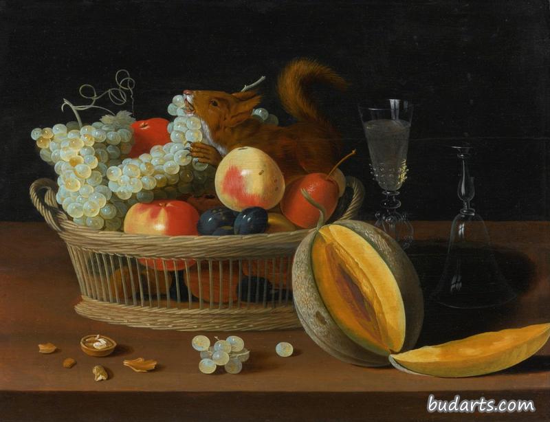 一篮子水果，一只松鼠，一副眼镜，桌面上还有一个切好的甜瓜