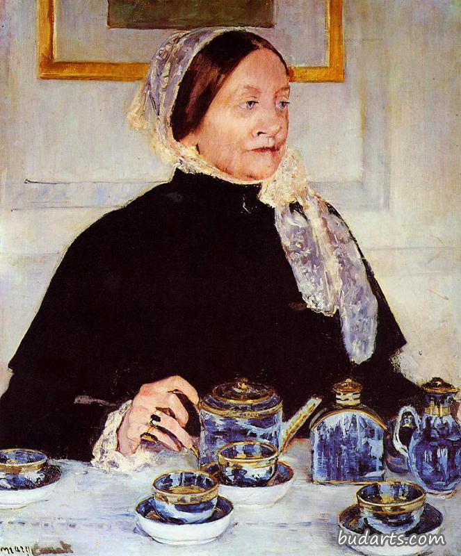 茶几旁的女士