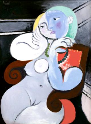 Femme nue dans un fauteuil rouge