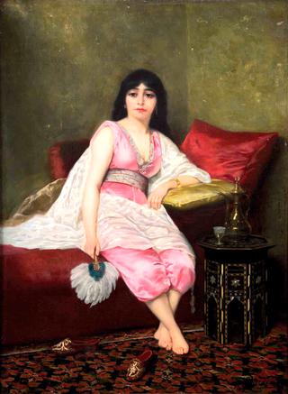 Beauté brune à l'éventail