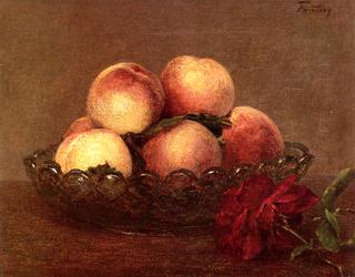 Nature Morte: Peches dans une coupe de verre, une rose fonces avec des feuilles a droite