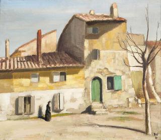 Femme devant une maison