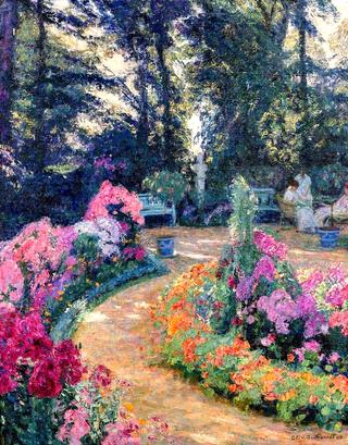 Conversation dans un jardin fleuri