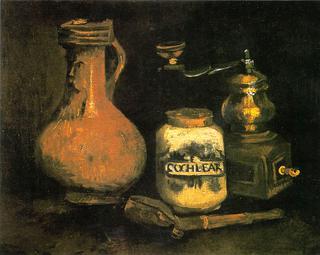 有啤酒、咖啡研磨机和口哨盒的静物画