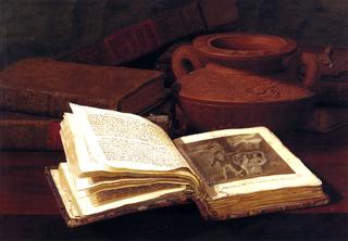 书籍和陶器花瓶