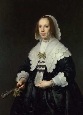 一位戴扇子的黑缎女士的画像