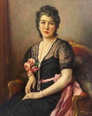 Elegante au collier de perles