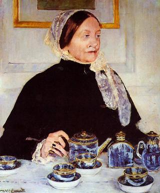茶几旁的女士