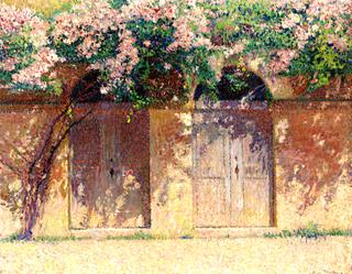 Portes Jumelles sous un Rosier Grimpant