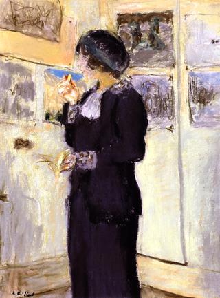 Lucie Belin with a Biscuit