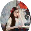 桌子上一个年轻女孩的画像