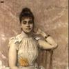 Elégante assise au collier de perles et éventail