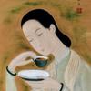 拿着茶杯的女士
