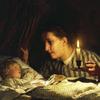 年轻的母亲，在烛光下看着熟睡的孩子
