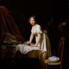 女青年烫衣服