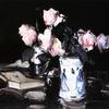 蓝白花瓶里的玫瑰，黑底
